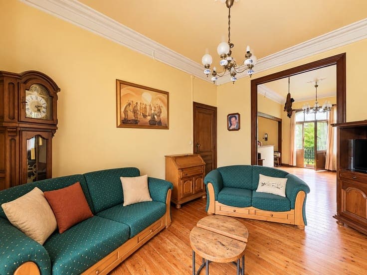 LAEKEN – House with 3 bedrooms, approx. 221m².