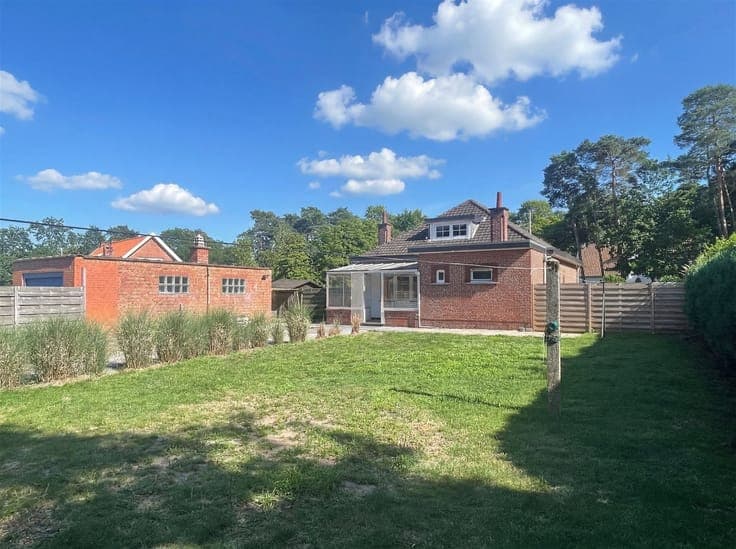 Prime located house in need of renovation on 7a 95ca!