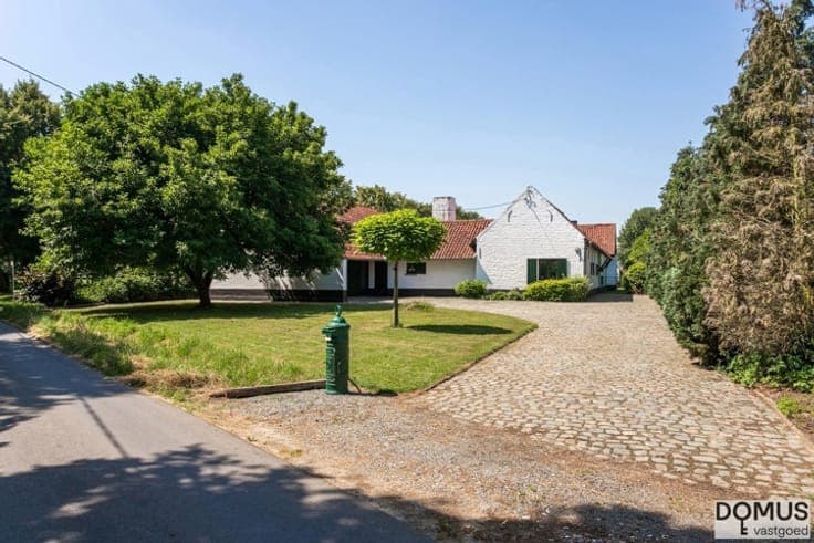 Uniquely situated farmhouse with exceptional potential in Me