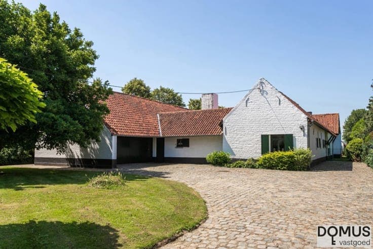 Uniquely situated farmhouse with exceptional potential in Me