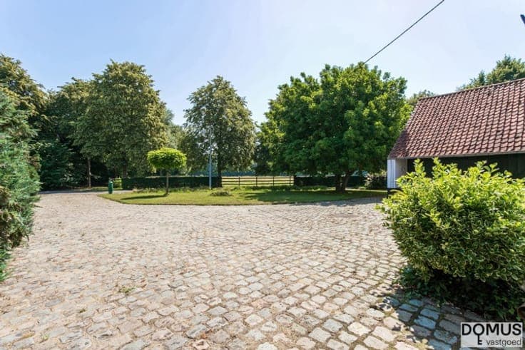 Uniquely situated farmhouse with exceptional potential in Me