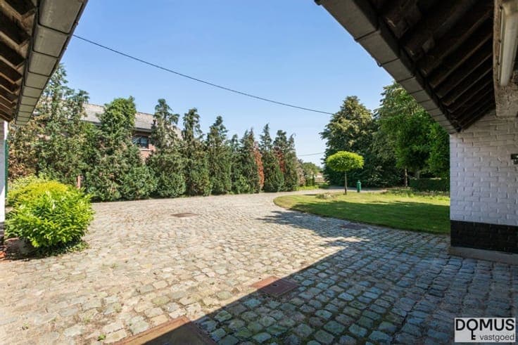 Uniquely situated farmhouse with exceptional potential in Me