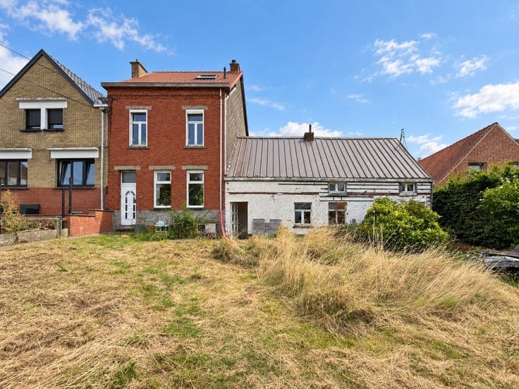 Te koop, bewoonbare woning met aanpalende renovatiewoning...