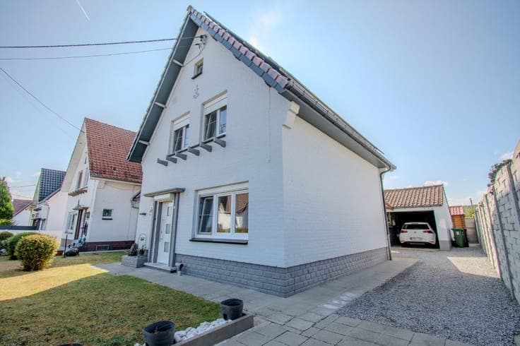 ROSELIES – RENOVATED 3-FACADE HOUSE – 3 BEDROOMS – GARAGE –