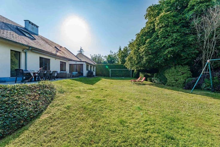 Magnificent 6-bedroom villa with garage and garden