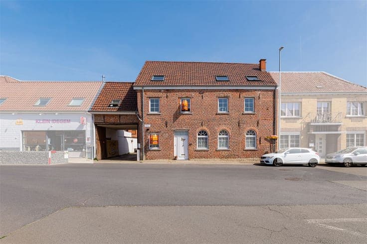 Opbrengsteigendom - 3 appartementen en 3 garages