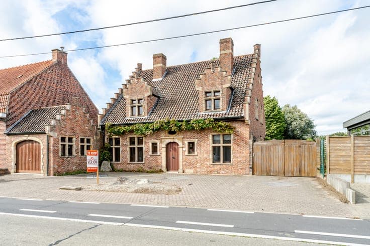 Karaktervolle halfopen woning op een riant perceel van 2....