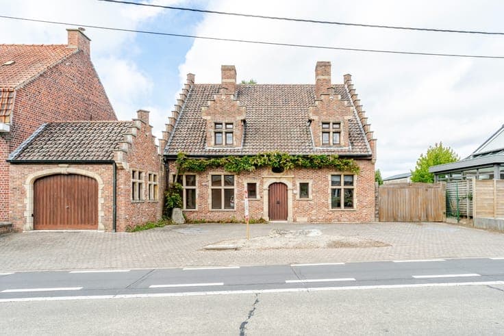 Karaktervolle halfopen woning op een riant perceel van 2....