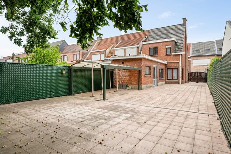 Te renoveren halfopen bebouwing op gunstige locatie in Br...