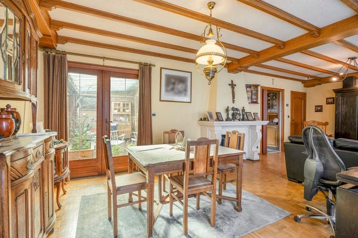 Charming detached house with a large warehouse