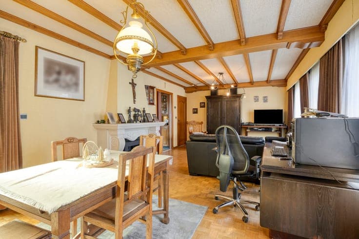 Charming detached house with a large warehouse
