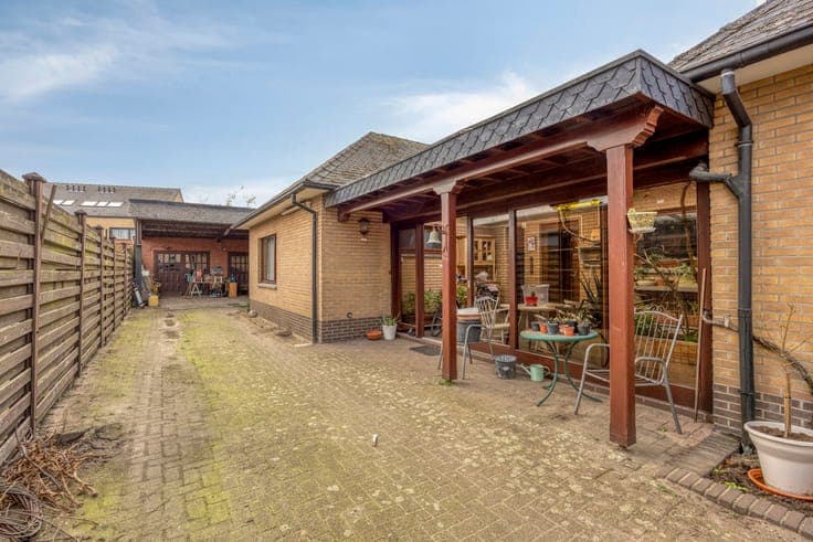 Charming detached house with a large warehouse
