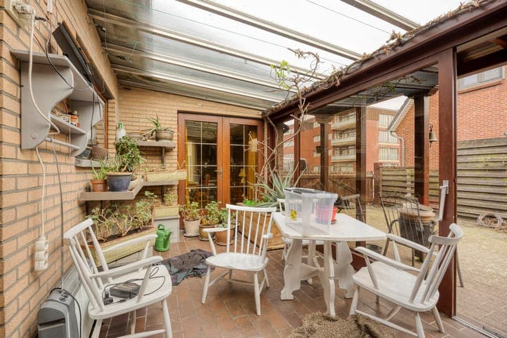 Charming detached house with a large warehouse