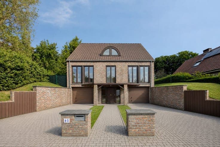 Villa met 4 slaapkamers en 2 garages