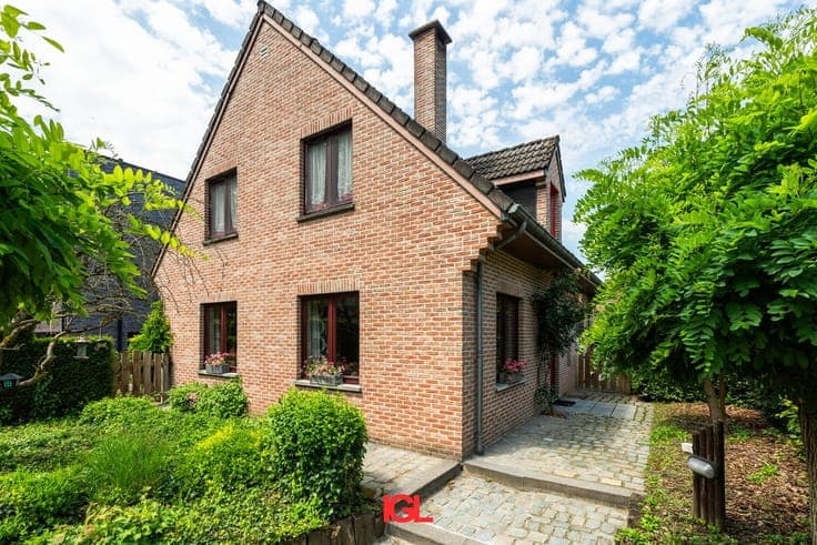 Charming 4-Bedroom Villa in a Peaceful Location Near Colo...