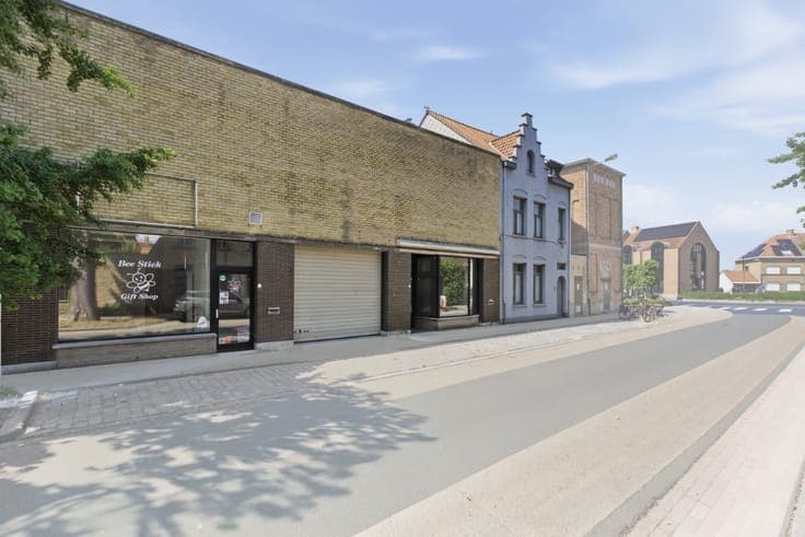 Spacious home with warehouse in Veurne