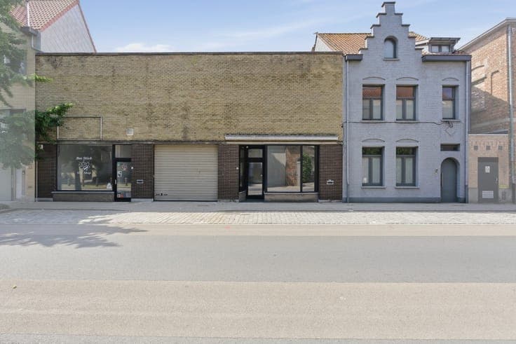 Spacious home with warehouse in Veurne