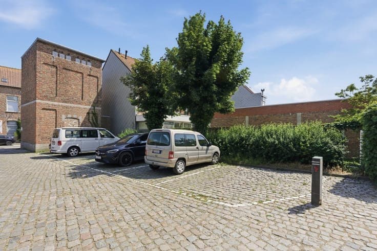 Spacious home with warehouse in Veurne