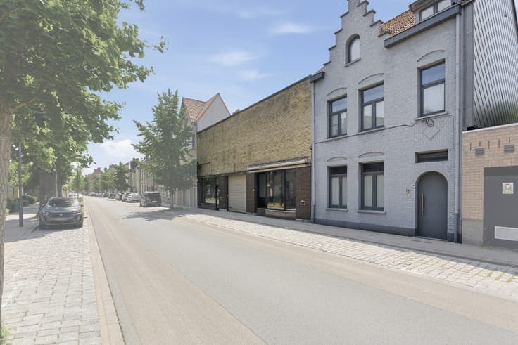 Spacious home with warehouse in Veurne