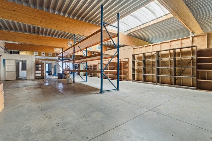 Spacious home with warehouse in Veurne