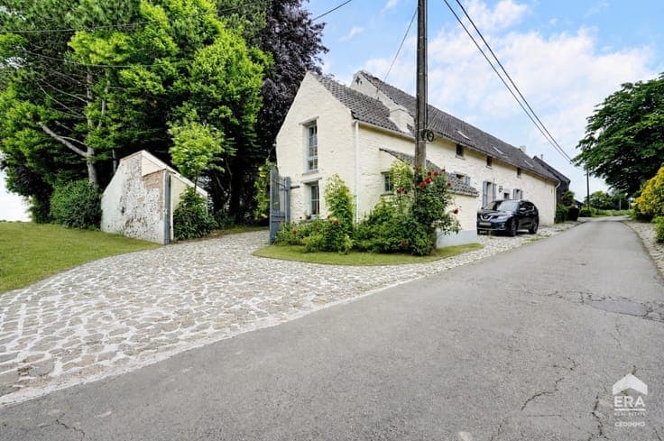 AUTHENTIC U-SHAPED FARMHOUSE IN A CHARMING HAMLET!