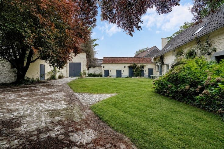 AUTHENTIC U-SHAPED FARMHOUSE IN A CHARMING HAMLET!