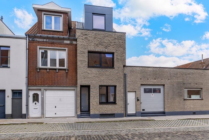 Volledig gerenoveerde stadswoning met 3 slaapkamers en patio