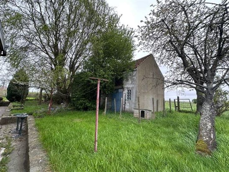 Fermette sur 1ha 76 a 47 ca à restaurer