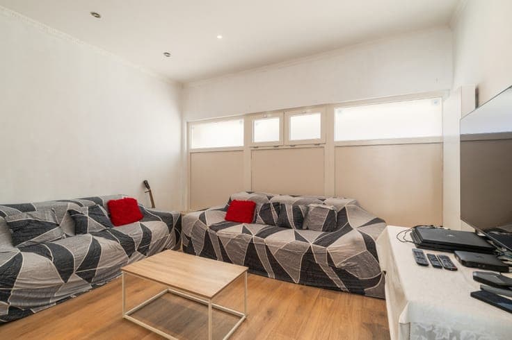 Spacious house with southwest-facing garden and 3 or 4 rooms