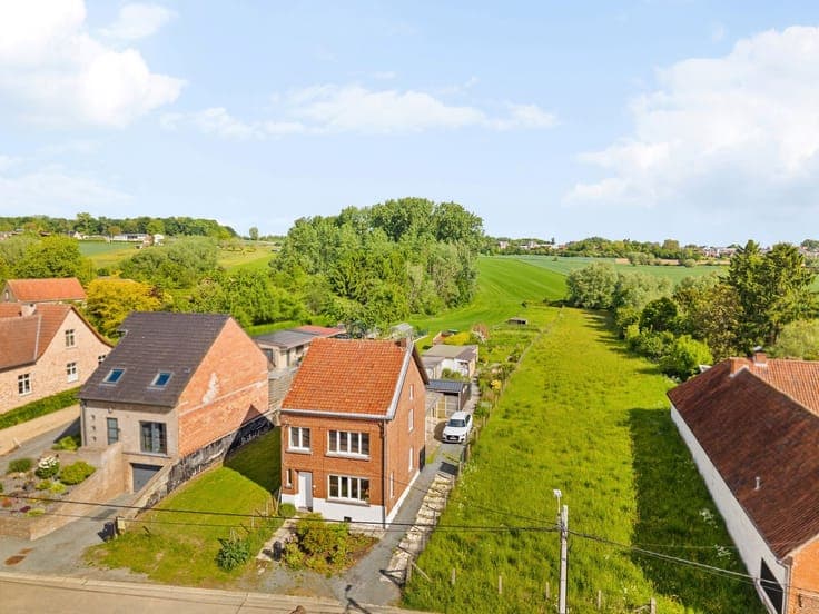 Nieuwe voorwaarden voor deze te renoveren halfopen woning...
