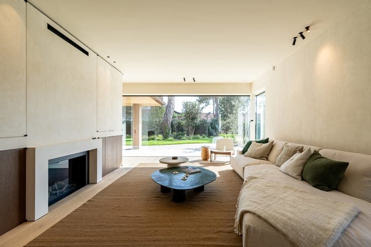 Elegant new-build villa in a green setting
