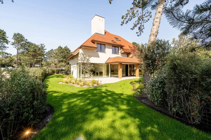 Elegant new-build villa in a green setting