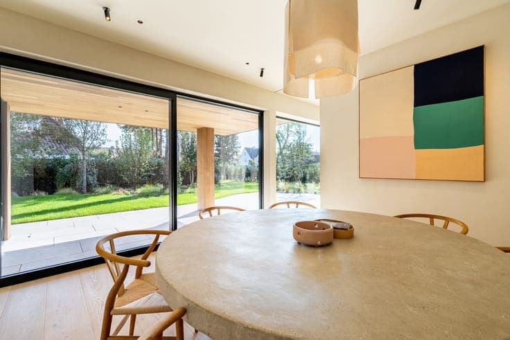Elegant new-build villa in a green setting