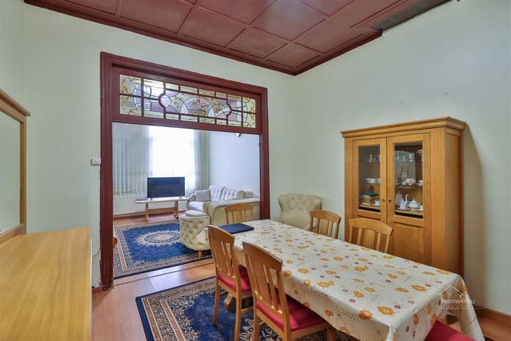 Spacious house with several bedrooms and covered terrace