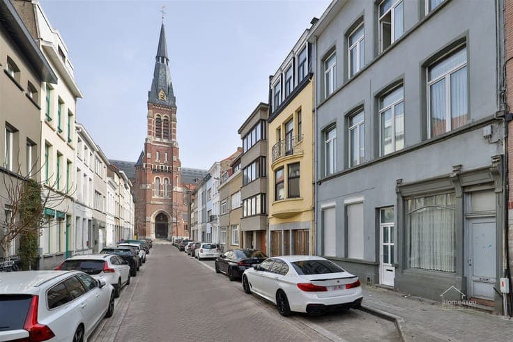 Spacious house with several bedrooms and covered terrace