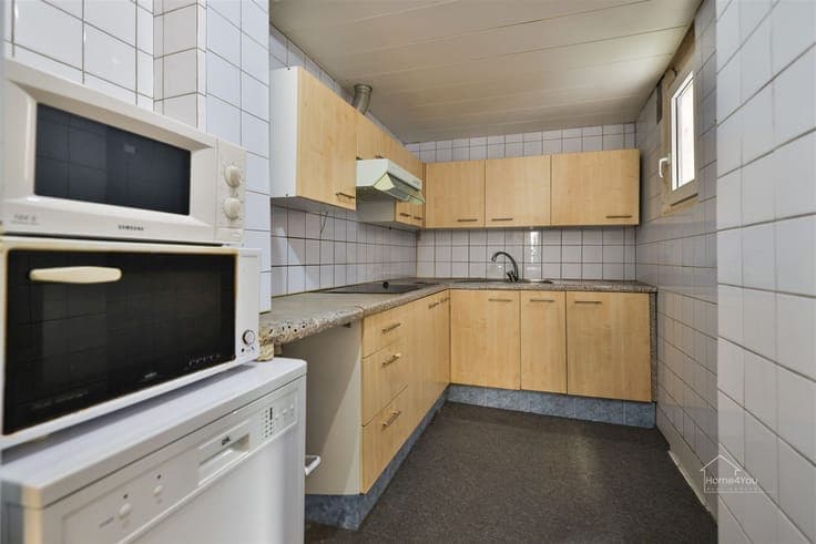 Spacious house with several bedrooms and covered terrace