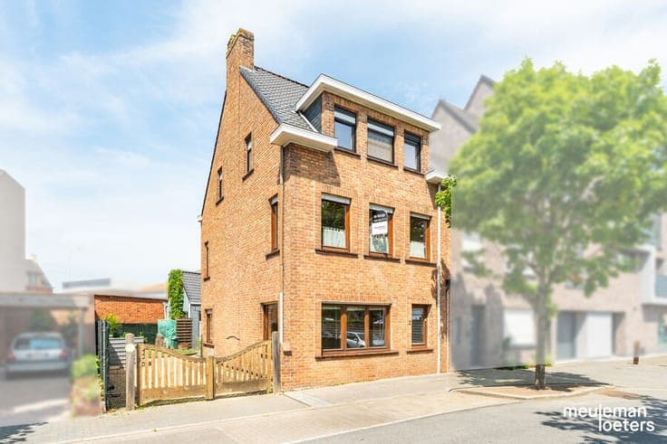 Robust semi-detached house with garden in Oostkamp