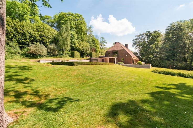 Timeless villa set on an exceptional plot of over 1 hectare
