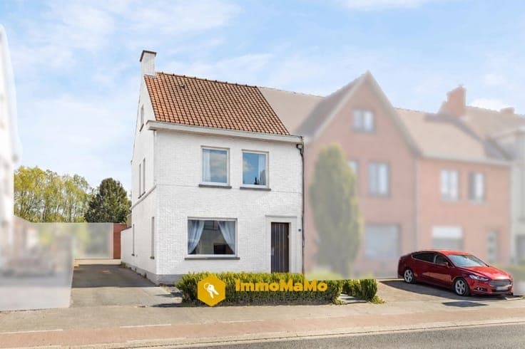 HALFOPEN BEBOUWING MET GROTE TUIN TE KOOP IN STEKENE