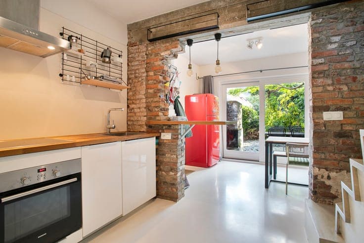 Charming renovated one bedroom house in the green