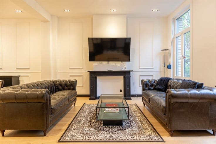 Renovated House with Independent Office Opposite the Royal D