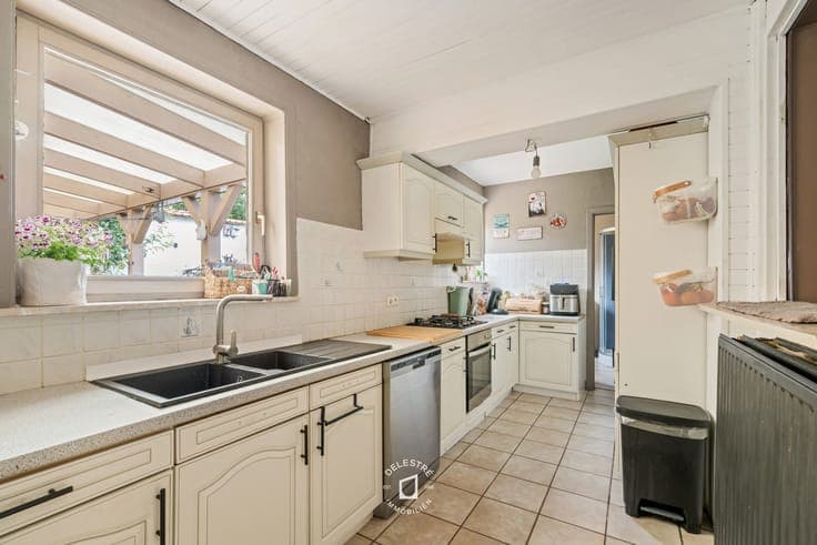 Veelzijdige woning met 3 slaapkamers, ruime bijgebouwen e...