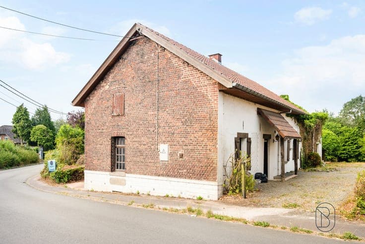 Charming farmhouse to renovate with barn on 36 ares!