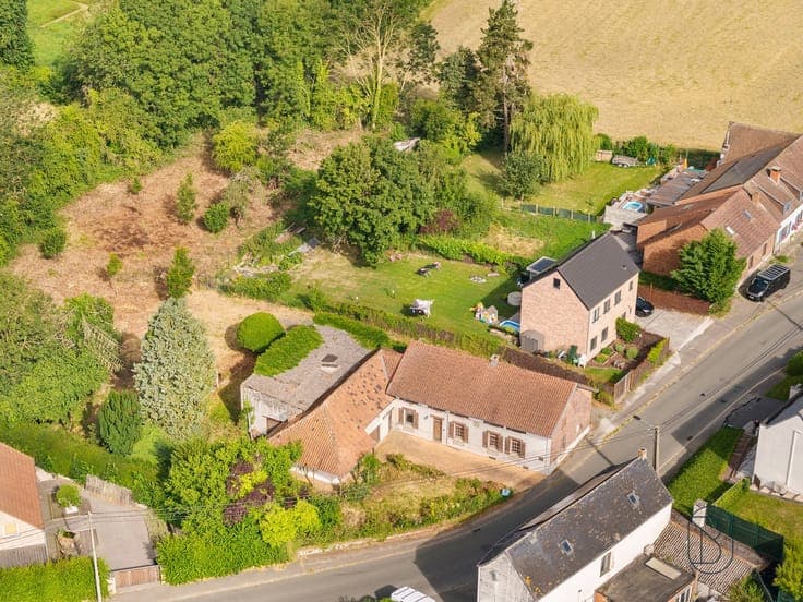 Charming farmhouse to renovate with barn on 36 ares!