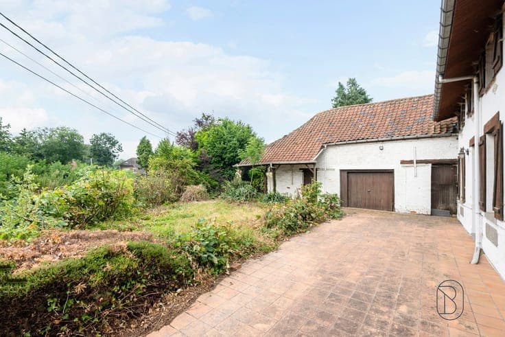 Charming farmhouse to renovate with barn on 36 ares!