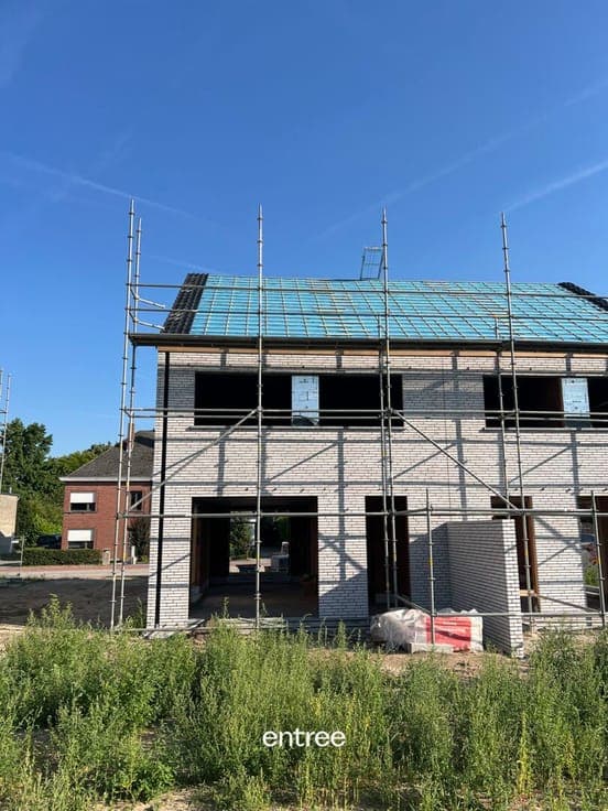 6% VAT: BEN New build house with green view and a stone's th