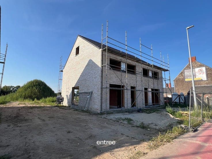 6% VAT: BEN New build house with green view and a stone's th