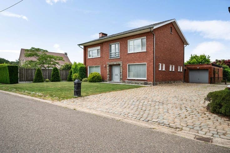 RUIME WONING MET 4 SLK EN GARAGE OP PERCEEL VAN 1.625 m²!