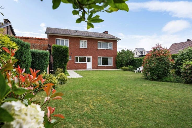 RUIME WONING MET 4 SLK EN GARAGE OP PERCEEL VAN 1.625 m²!