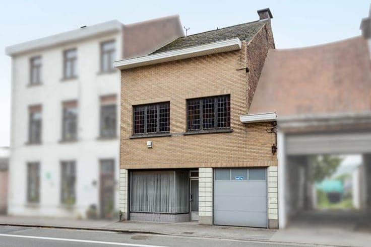 Townhouse to renovate with garage, garden and potential